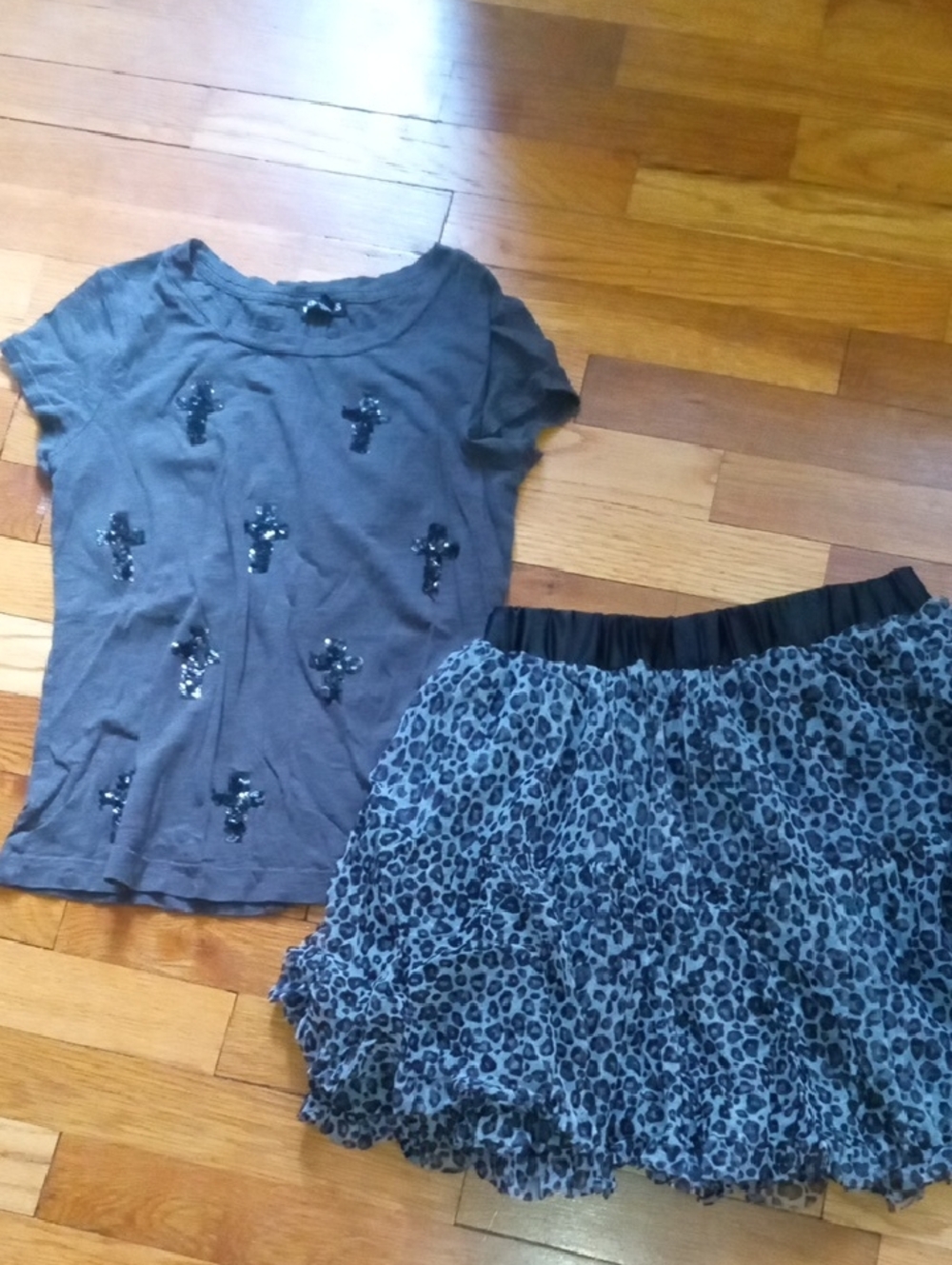 Gray Sequin Cross Tee & Leopard Ruffle Skirt Set - Gray/Black girl XL
